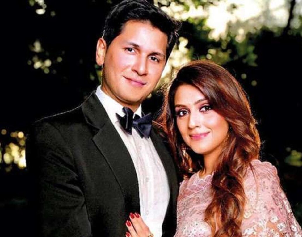 চলতি বছরে মার্চের ১১ তারিখ নিজেদের পরিবারের মানুষদের নিয়েই রেজিস্ট্রি সেরেছিলেন আরতি-বিশারদ। তারই পূর্ণতা পেল মঙ্গলবার।