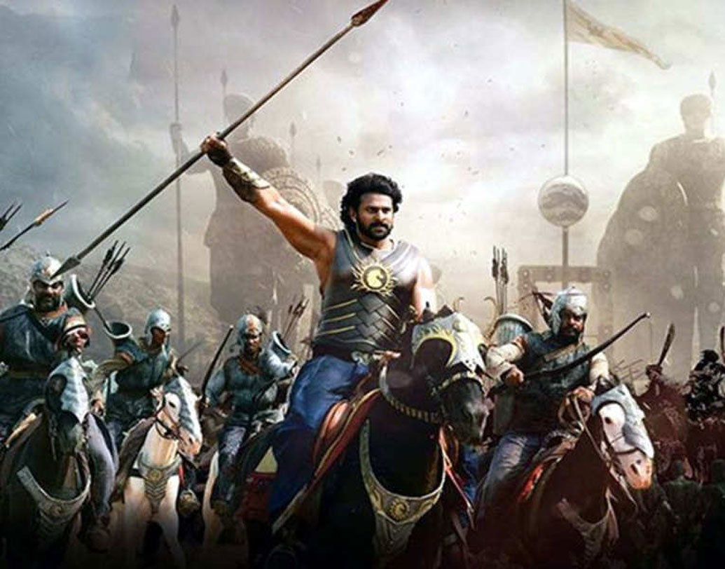 কিন্তু এই দুই ছবিতেও এত ভুল! এস এস রাজামৌলির কি চোখ এড়িয়ে গেল? আপনিও কি ছবি দু’টি দেখার সময় খেয়াল করেছেন এই সব বড় ভুল! নাকি অভিনয়, টানটান গল্প ও যুদ্ধের উত্তেজনায় ধরতেই পারেননি এ সব ত্রুটি?