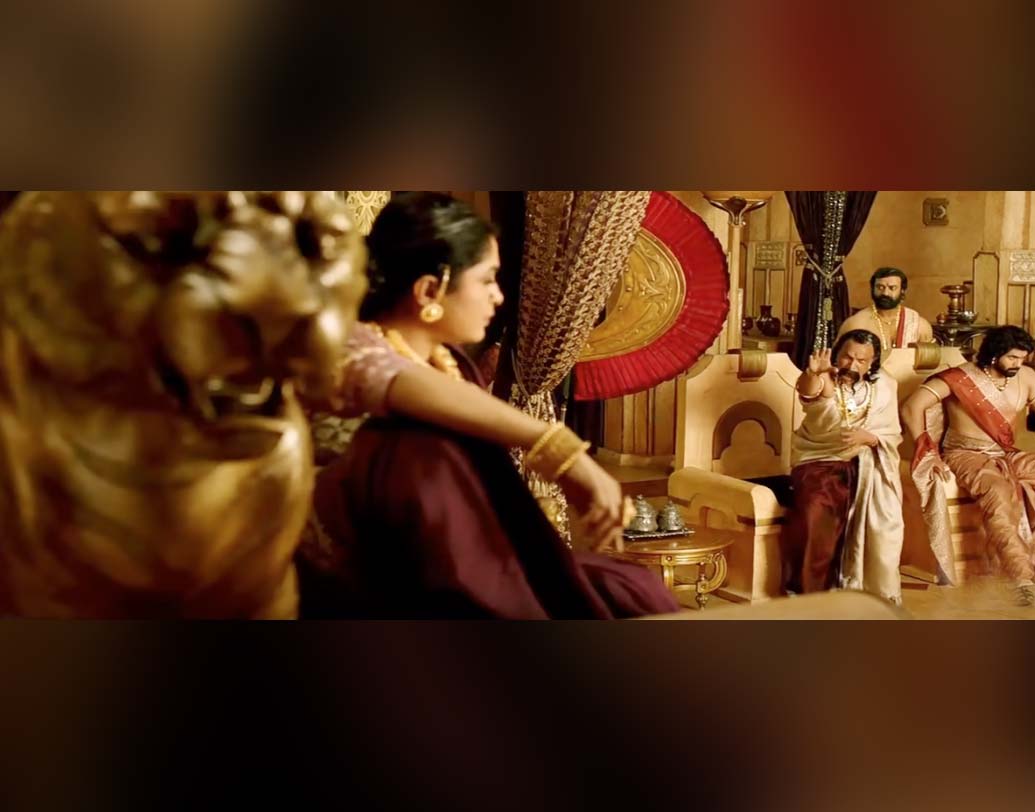 এক দৃশ্যে বল্লালদেব ও তার বাবার পিছনে একজন মেয়েকে দাঁড়িয়ে থাকতে দেখা যায়। কিন্তু পরের দৃশ্যেই দেখা যায় মহিলার বদলে এক জন পুরুষ দাঁড়িয়ে রয়েছেন সেখানে।