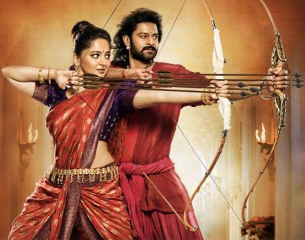 বাহুবলী ও দেবসেনা যখন যৌথ ভাবে তিরের লড়াই করে শত্রু দমন করছেন, তখন তাঁদের তূণে মোটেও সব মিলিয়ে গোটা দশ-বারোর বেশি তির ছিল না। তাঁদের তূণও ‘অক্ষয়তূণ’ নয়। তা হলে শয়ে শয়ে শত্রু দমনের পরেও তূণে একই পরিমাণ তির অবশিষ্ট থাকে কী করে! কেবল কন্টিনিউয়েশনই নয়, এ ভুল বেখেয়ালেরও। যুদ্ধে এমন অযৌক্তিক বিষয় বারবারই ঘটেছে।