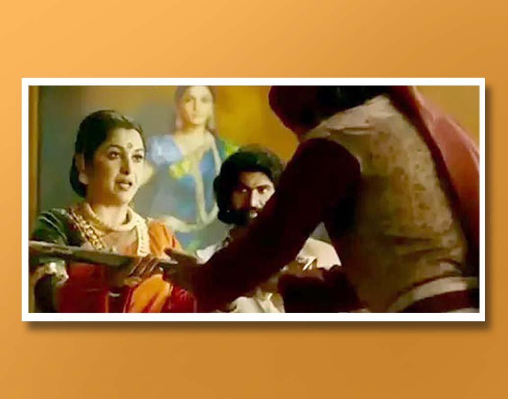 বিয়ের প্রস্তাব দিতে শিবগামী বল্লালদেবের তরোয়ালটি কুন্তল সাম্রাজ্যে পাঠান। তাঁর কথা মতো, মন্ত্রী তরোয়াল দিয়ে দেবসেনাকে প্রস্তাব গ্রহণ করতে বলেন। ভুল বোঝাবুঝির শুরু হয়। কাটাপ্পা এবং অমরেন্দ্র ভেবে বসেন, বাহুবলীর জন্যই বিয়ের প্রস্তাব পাঠানো হয়েছে। কিন্তু তা কেন ভাববেন? বাহুবলীর তরোয়াল তো তাঁর কাছেই ছিল এবং কাটাপ্পা তা দেখেনও। তা হলে এই সংশয় তৈরি হল কেন?