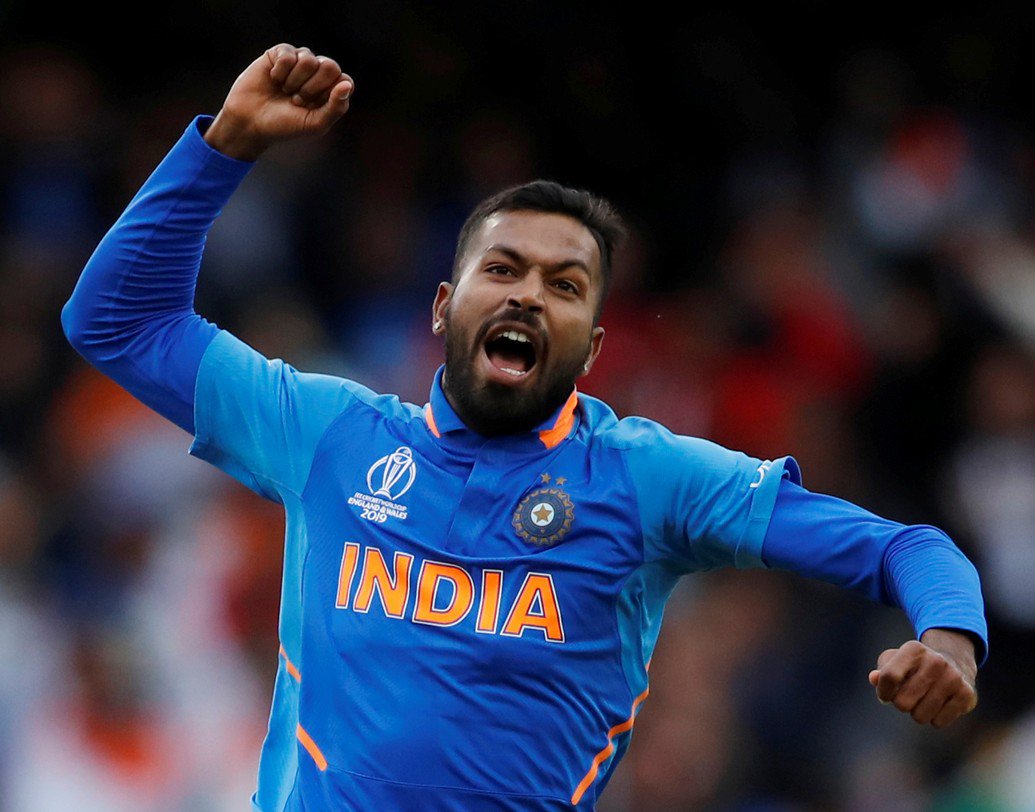 হার্দিক পাণ্ড্য- চলতি বিশ্বকাপে দারুণ ছন্দে রয়েছেন হার্দিক। স্লগ ওভারে ব্যাটে যেমন ঝড় তুলছেন আবার ডেথ ওভারে অসাধারণ বোলিং করে চলেছেন। ক্যারিবিয়ানদের বিরুদ্ধেও পাণ্ড্যর থেকে দারুণ একটা পারফরম্যান্স দেখতে চান ভারত সমর্থকরা।