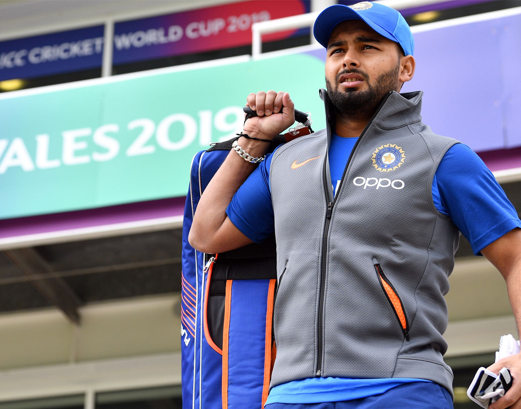 ঋষভ পন্থ- আজকেই হয়ত অভিষেক হতে চলেছে পন্থের। ছ’নম্বর তাঁর জন্য আদর্শ জায়গা। অল্প বল খেলে দ্রুতগতিতে রান তুলতে দক্ষ পন্থ। ম্যাঞ্চেস্টারেও ঝোড়ো ব্যাটিং করতে দেখা যাবে বাঁ হাতি ব্যাটসম্যানকে।