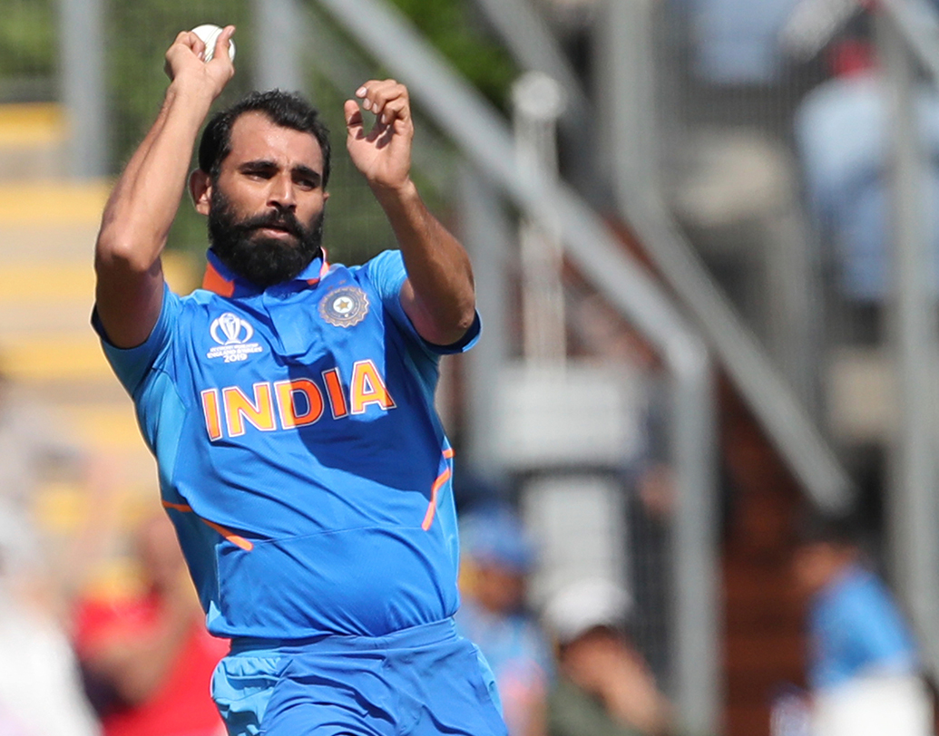 মহম্মদ শামি- আফগানিস্তানের বিরুদ্ধে শেষ ওভারে হ্যাটট্রিক করে আলোচনায় উঠে এসেছেন তিনি। বিষাক্ত সুইং আর ইয়র্কারে বিপক্ষকে দুমড়ে দিতে পারেন বাংলার পেসার। গেলদের বিরুদ্ধে কতটা কার্যকর হবেন তিনি, দেখা যাবে ম্যাঞ্চেস্টারেই।