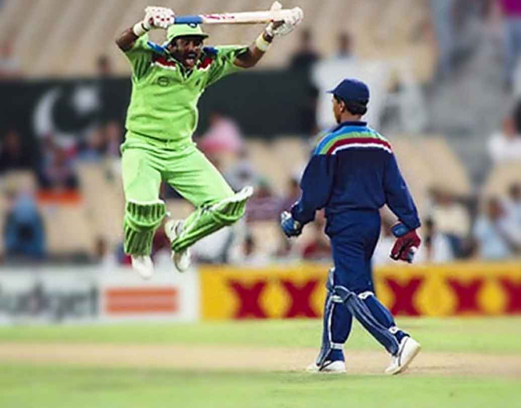 সেই বার বৃষ্টিতে ভেস্তে গিয়েছিল তাঁদের তৃতীয় ম্যাচ। এ বারও পাকিস্তান শ্রীলঙ্কার ম্যাচ বরুণদেবের কল্যাণে বাতিল হয়ে যায়। যদিও সে বার পাকিস্তান ব্যাট করেছিল। এ বার একটি বলও গড়াইনি ব্রিস্টলের ২২ গজে।