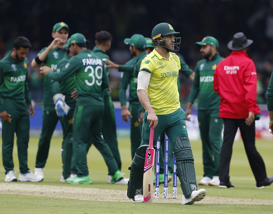 চতুর্থ ও পঞ্চম ম্যাচ দু’টি পাকিস্তান হারে। অদ্ভুত ভাবে এই ঘটনাটিও মিলে গিয়েছে এই বারের সঙ্গে। চতুর্থ ও পঞ্চম ম্যাচ অস্ট্রেলিয়া ও ভারতের কাছে হারে পাকিস্তান।