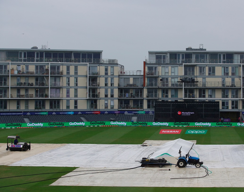 সেই বারও ভারত পাকিস্তান ম্যাচ বৃষ্টি বিঘ্নিত ছিল। এইবারেও বৃষ্টির প্রভাব পড়ে দুই চিরপ্রতিদ্বন্দ্বীর ম্যাচে। সে বারের মত এ বারেও শেষ হাসি হাসে ভারতীয় দল।