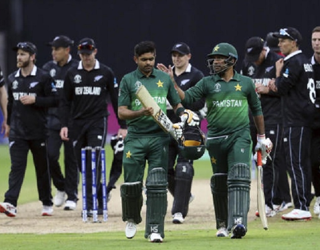 পাকিস্তানের বিরুদ্ধে খেলার আগে কিউয়িরাও অপরাজিত ছিল। এ বারেও বাবর আজমদের বিরুদ্ধে নামার আগে প্রথম ছয় ম্যাচ অপরাজিত ছিলেন কেন উইলিয়ামসনররা।