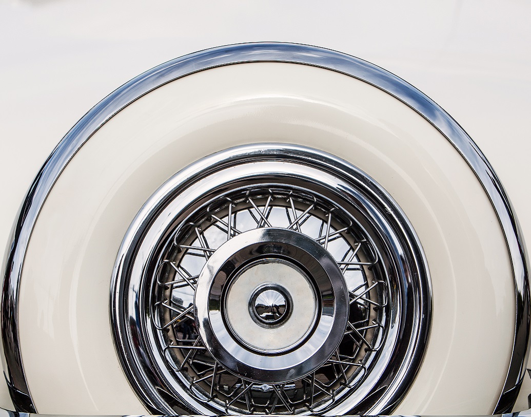 টায়ার তৈরি হয় রাবার দিয়ে, যার রং হয় হালকা ধূসর। এর সঙ্গে টায়ার মজবুত করতে আগে মেশানো হতো জিঙ্ক অক্সাইড। যার ফলে টায়ার হয়ে যেত সাদা। কিন্তু এখনও তো জিঙ্ক অক্সাইড মেশানো হয়, তা হলে এই বদলের সিদ্ধান্ত কেন হল? তার পিছনে রয়েছে এক গল্প।