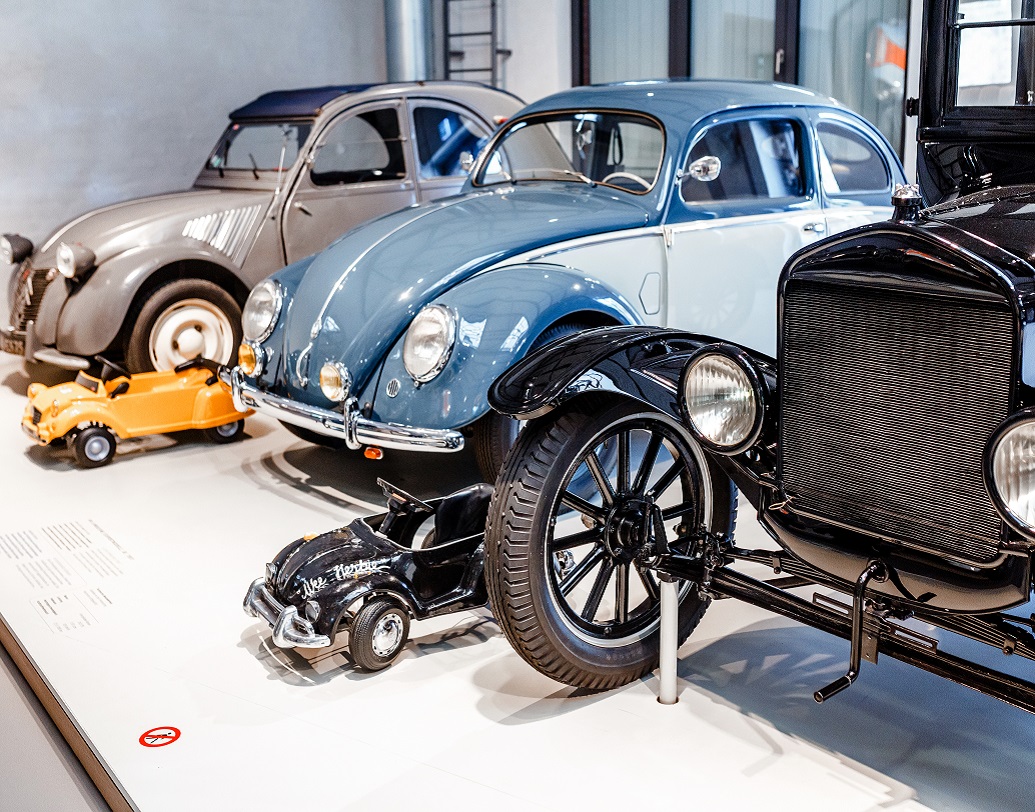 টায়ারের এই রঙ বদলের বিষয়টি প্রথম লক্ষ্য করেন এক সাংবাদিক ডেভিড ট্রেসি। ডেট্রয়েডের ‘ফোর্ড পিকিউ অ্যাভিনিউ প্ল্যান্ট মিউজিয়াম’এ ফোর্ড গাড়ির একটি মডেলে দেখেন সাদা  টায়ারের ।খোঁজ নিলে জানতে পারেন টায়ার প্রস্তুতকারক সংস্থাগুলি ১৯১৭সাল থেকে টায়ার প্রস্তুতকরণে কার্বন ব্ল্যাকের ব্যবহার শুরু করেন।