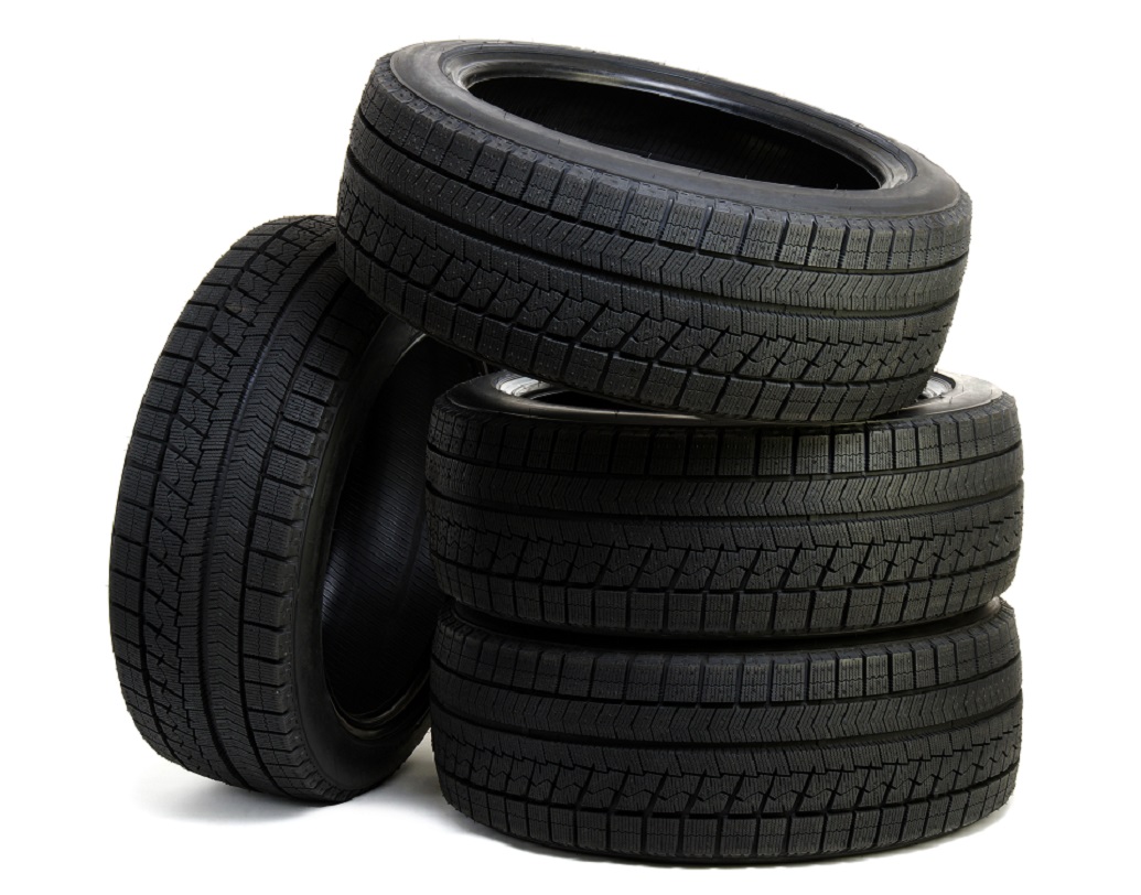 কার্বন ব্ল্যাক হল মৌলিক কার্বন যা গ্যাস বা তেলের অসম্পূর্ণ জ্বলনের ফলে সৃষ্টি হয়। এটি টায়ারকে ইউভি রশ্মি থেকে রক্ষা করে, যার ফলে অতিরিক্ত গরমেও টায়ার ফেটে কোনও বিপত্তি ঘটে না। কার্বন ব্ল্যাক ব্যবহারে টায়ারের কর্মক্ষমতাও বৃদ্ধি পায় আগের তুলনায়।