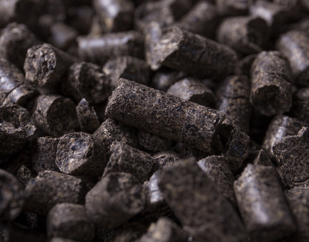 কার্বন ব্ল্যাক হল মৌলিক কার্বন যা গ্যাস বা তেলের অসম্পূর্ণ জ্বলনের ফলে সৃষ্টি হয়। এটি টায়ারকে অতিবেগুনি রশ্মি থেকে রক্ষা করে। যার ফলে অতিরিক্ত গরমেও টায়ার ফেটে বিপত্তি ঘটে না।