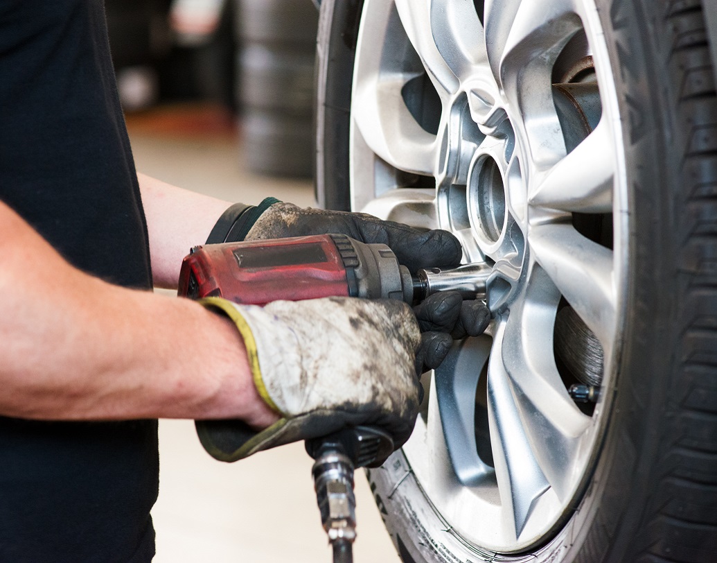 প্রথম কার্বন ব্ল্যাক কেমিক্যাল বিক্রি শুরু করে বিনি অ্যান্ড স্মিথ কোম্পানি, যা কেনে টায়ার প্রস্তুতকারক সংস্থা বি এফ গুডরিচ কোম্পানি। বিনি অ্যান্ড স্মিথ কোম্পানি মূলত রং, পেনসিল ও পেনের কালি প্রস্তুতকারক সংস্থা হিসাবেই পরিচিত।