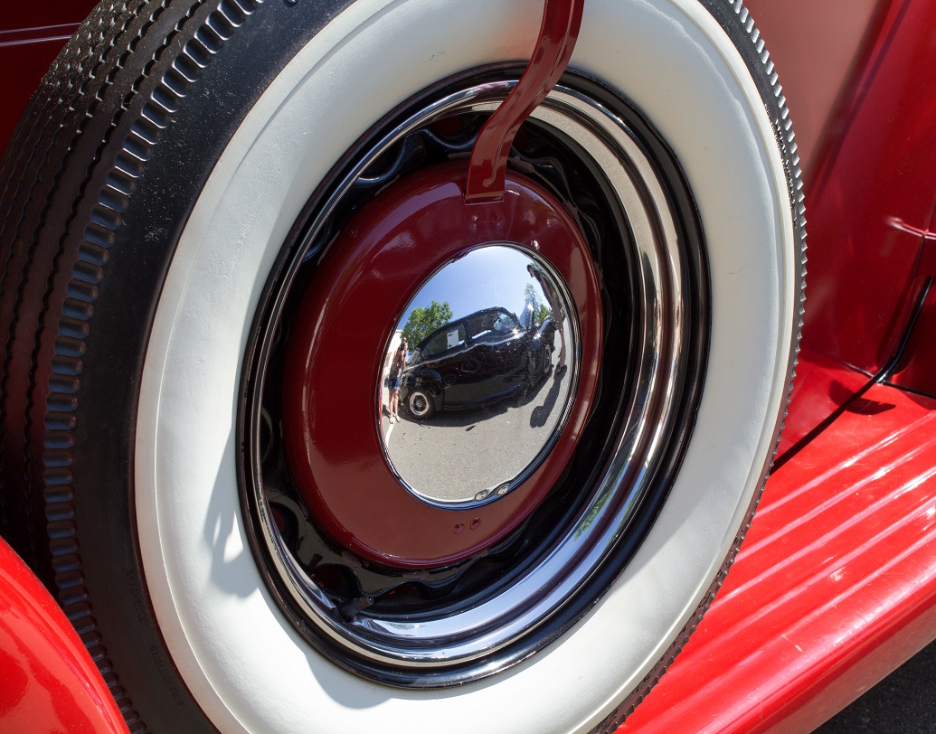 টায়ারের উপর পরীক্ষা নিরীক্ষা চালানোর ইতি কিন্তু এখানেই শেষ হয়নি। আরও খরচ কমানোর জন্য টায়ার কোম্পানিগুলি কেবল কার্বন ব্ল্যাক ব্যবহার করে নতুন টায়ার তৈরি করেন, যার মাঝখান কালো ও পাশগুলি সাদা রঙের ছিল। এখনও বহু গাড়িতে এই ধরনের টায়ারের ব্যবহার দেখা যায়।