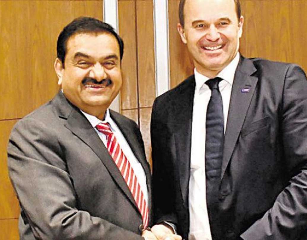 আমদাবাদে বাবার কাপড়ের ব্যবসা ছিল। তবে সেই ব্যবসায় কোনও ঝোঁক ছিল না তাঁর। পড়াশোনাতেও মন বসত না বিশেষ। গুজরাত বিশ্ববিদ্যালয়ে স্নাতক স্তরে ভর্তি হলেও পাশ করেননি। মাঝ পথেই কলেজ ছেড়ে মুম্বইয়ে চলে আসেন।