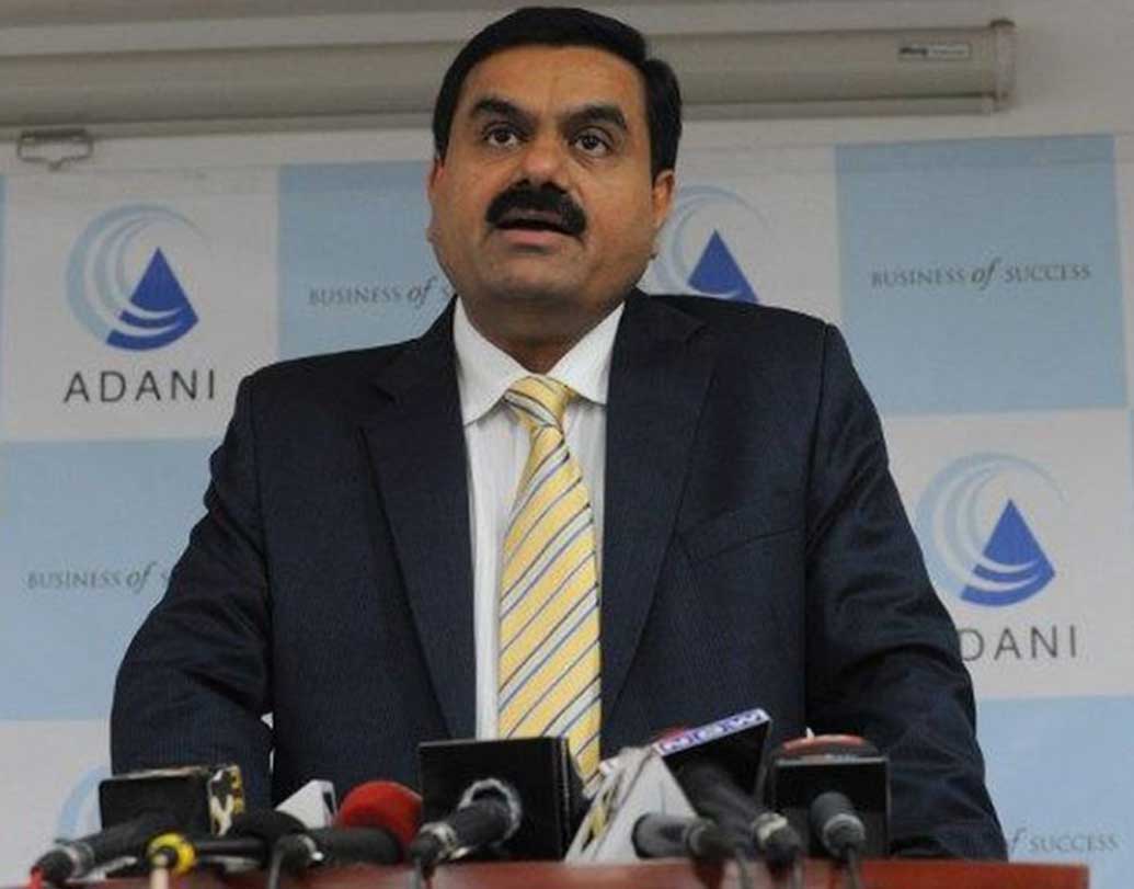 ২-৩ বছর মুম্বইয়ে একটা হিরের দোকানে কাজ করেন। তারপর ১৯৮১ সালে দাদার প্লাস্টিক কারখানার দায়িত্ব পান। সেখান থেকেই গৌতম আদানি থেকে আদানি গ্রুপের মালিক হয়ে ওঠার জার্নি শুরু তাঁর।