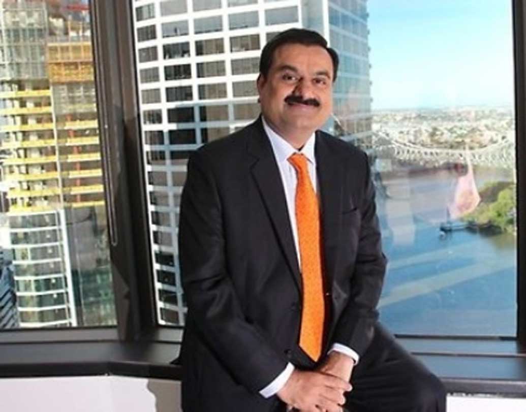 ১৯৮৫ সালে ক্ষুদ্র শিল্পের জন্য প্রাইমারি পলিমার আমদানি করতে শুরু করেন। ১৯৮৮ সালে আদানি এক্সপোর্ট লিমিটেড গড়ে ওঠে। যা বর্তমানে আদানি এন্টারপ্রাইজ নামে পরিচিত। ক্রমে আরও ফুলেফেঁপে উঠতে শুরু করে তাঁর ব্যবসা।