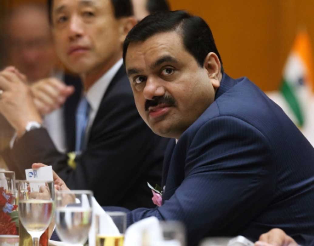 গৌতমের সফল ব্যবসার মন্ত্র কী জানেন? এক বিদেশি সংবাদমাধ্যমে সাক্ষাৎকার দেওয়ার সময় আদানি জানিয়েছিলেন, “একটা ব্যবসা থেকে কম পরিমাণ আয় করুন, তারপর তার বিনিময়ে মোটা টাকা ঋণ নিন, সেই টাকা অন্য একটি ব্যবসায় লগ্নি করুন।”