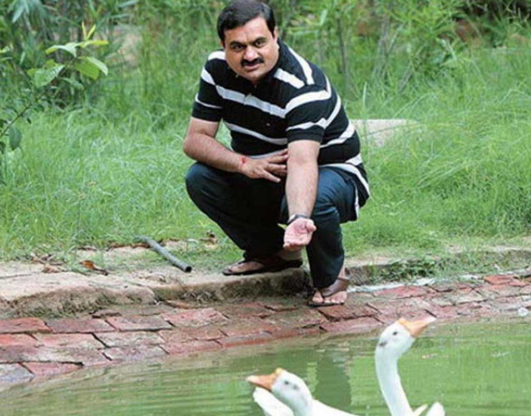 প্রাণে বাঁচতে হোটেলের বেসমেন্ট-এ লুকিয়ে ছিলেন। চোখের সামনে খুন হতে দেখেছেন একাধিক মানুষকে। এই হামলায় শতাধিক মানুষ মারা যান। ভারতীয় কম্যান্ডোরা পরে বেসমেন্ট থেকে আদানিকে উদ্ধার করেছিলেন। উদ্ধারের পর এক সাংবাদমাধ্যমকে আদানি বলেছিলেন, ‘মাত্র ১৫ ফুট দূরে আমি মৃত্যুকে দেখেছি।’