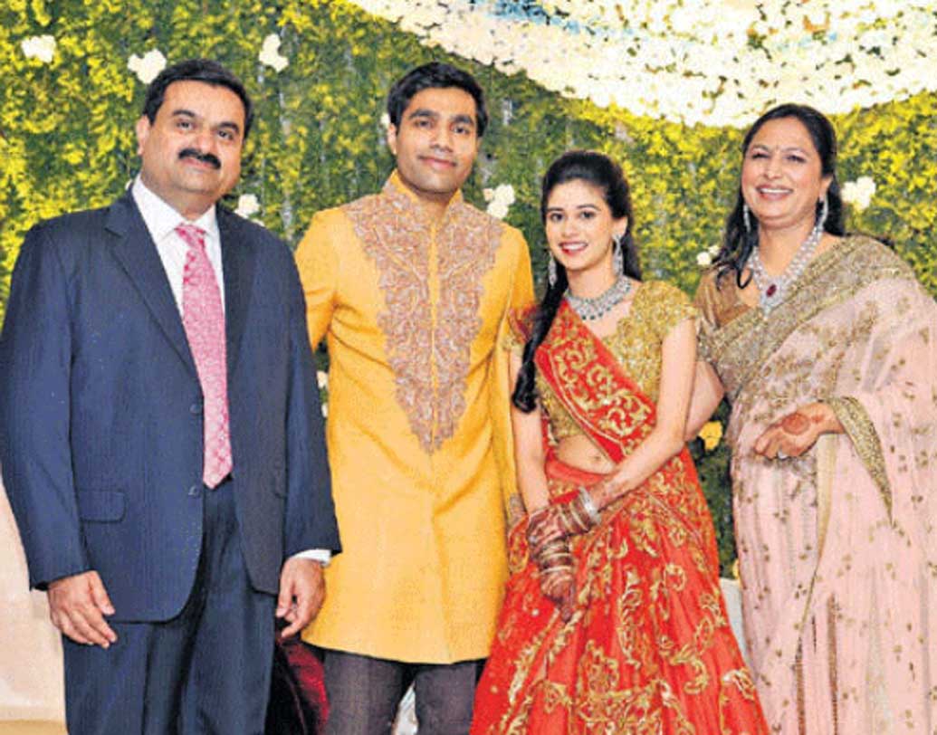 ২০১৩ সালে গৌতম আদানির বড় ছেলে কর্ণ বিয়ে করেন। সেই বিয়েটা এখনও ভারতের হেভিওয়েট বিয়েগুলোর মধ্যে অন্যতম সেরা অনুষ্ঠান।