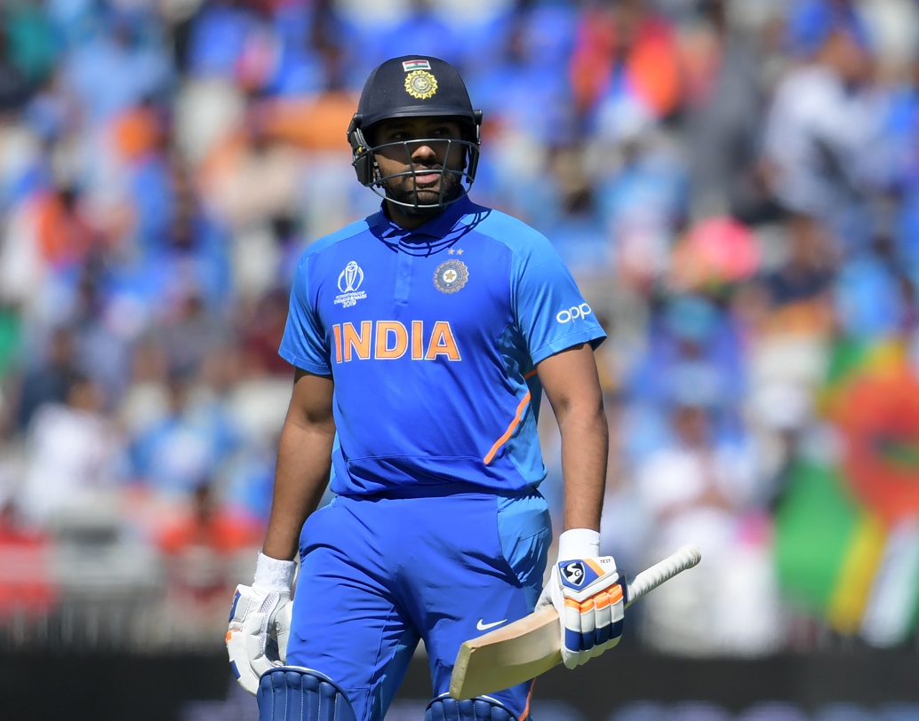 টস জিতে ব্যাটিং নেওয়ার পর শুরুতেই ধাক্কা রো'হিট' ফিরে যাওয়ায়। সেই ধাক্কা সামলে দেন কিং কোহালি। ৭২ রানের ত্রুটিহীন ইনিংসে একটাই লুজ শট খেলেন এবং সেই শটেই ফিরে যান। কিন্তু যাওয়ার আগে প্রয়োজনীয় অক্সিজেন দিয়ে যান চাপে পড়ে যাওয়া ভারতীয় ব্যাটিংকে।