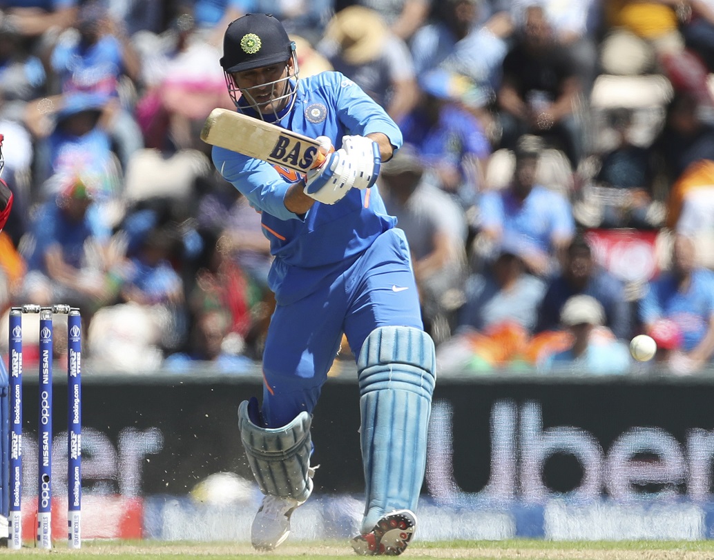 গত ম্যাচের মন্থর ব্যাটিং বোধহয় পরিবর্তন আনে ধোনির ব্যাটিং অর্ডারে। প্যাঁচের বদলে তিনি নামেন ছয়। যদিও এই ম্যাচেও শুরুতে সেই ধীর লয়ের ব্যাটিংই করেন ধোনি। যা ভারতের রান ৩০০ না হওয়ার বড় কারণ হয়ে দাঁড়ায়। তবে তাঁর ৬১ বলে অপরাজিত ৫৬ এ দিনের জয়ের অন্যতম কারণও বটে।