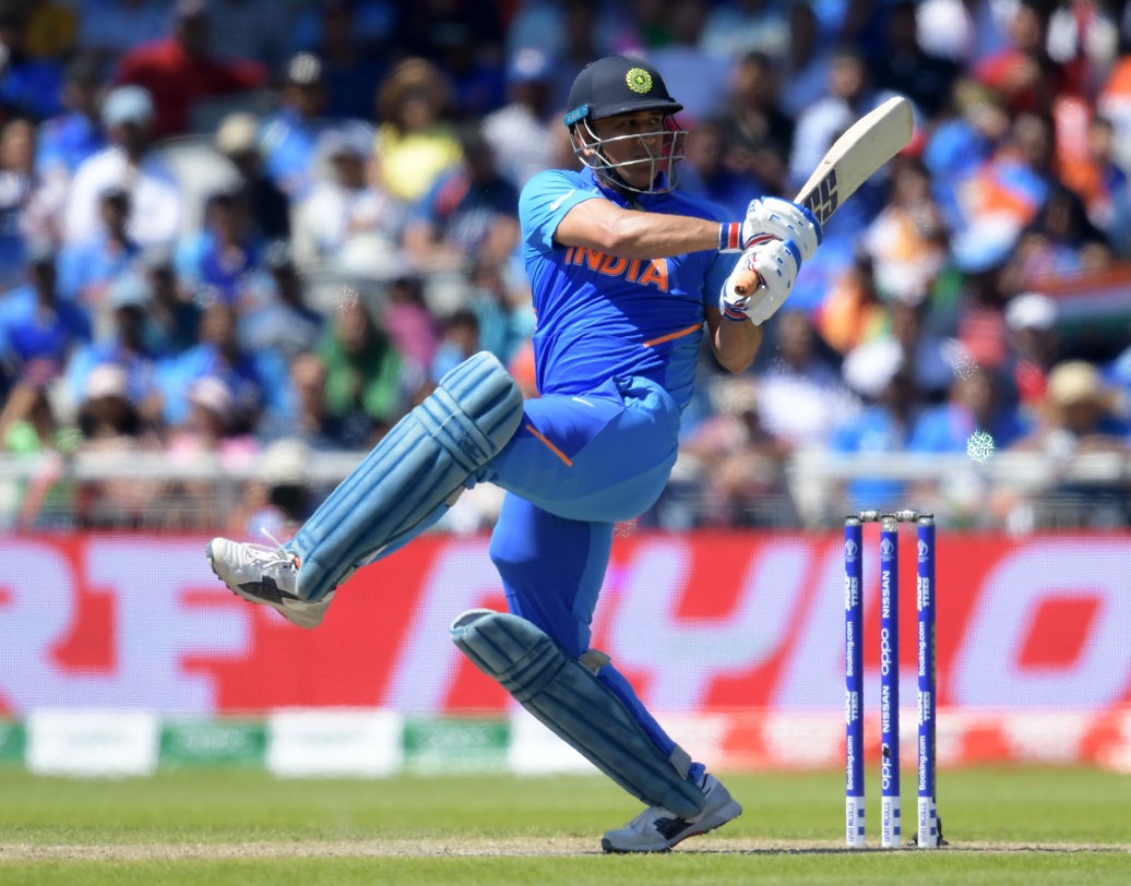 শেষ ওভারে ধোনির নেওয়া ১৬ রান আত্মবিশ্বাস বাড়িয়ে দেয় গোটা টিমের। সেই পুরনো ধোনির ছায়া দেখতে পাওয়া যায় তখনই। থমাসের করা ওই ওভারে একটি চার ও দু’টি ছয় বুঝিয়ে দেয় ধোনির মধ্যে এখনও কিছু বারুদের অস্তিত্ব রয়েছে।