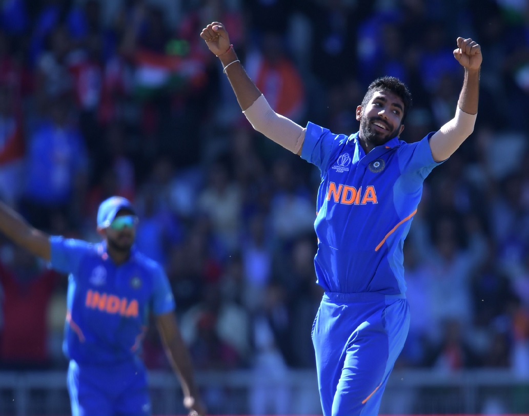 বুমরাহ-শামির জুটি যে ভাবে বিপক্ষের মনে শুরুতেই ভয় ধরিয়ে দিচ্ছে, তা থেকে বেরিয়ে আসা প্রায় অসম্ভব হয়ে পড়ছে যেকোনও ব্যাটিং লাইনআপের পক্ষে। এতদিন ওয়েস্ট ইন্ডিজ, অস্ট্রেলিয়া, দক্ষিণ আফ্রিকার বোলাররা ভারতীয় ব্যাটসম্যানদের যে চিন মিউজিক শুনিয়ে এসেছেন, তা এবার ফিরিয়ে দেওয়ার পালা নতুন ভারতীয় বোলিং লাইন আপের।