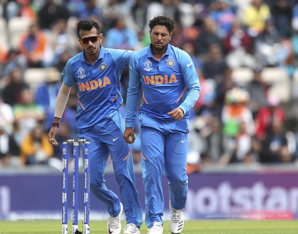 ‘কুল-চা’ জুটির কৃপণ বোলিং আরও শ্বাসরোধ করে দিচ্ছে মাঝের ওভারগুলোতে। যার সুযোগ নিয়ে উইকেট তুলে নিচ্ছেন হার্দিক পাণ্ড্য।