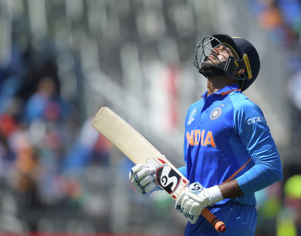 ওয়েল অয়েল্ড মেসিনের মতো ছুটতে থাকা বিরাট বাহিনীর চিন্তার একমাত্র কারণ বোধহয় তাদের মিডল অর্ডার। ঋষভ পন্থ, দীনেশ কার্তিকের মতো ব্যাটসম্যানরা কিন্তু বেঞ্চে বসে রয়েছেন তা মনে রাখা উচিত শঙ্কর-যাদবের।