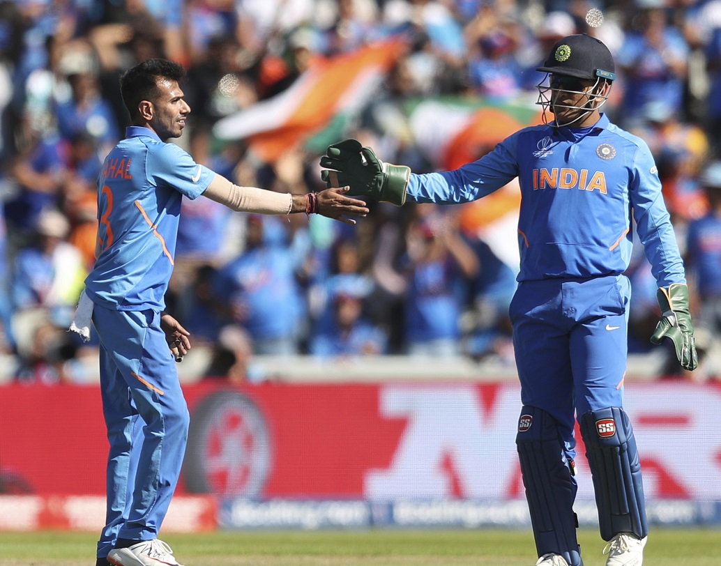 ধোনির ব্যাট হাতে কিছুটা পড়তি ফর্ম চিন্তার কারণ হলেও উইকেটের পিছনে তাঁর উপস্থিতি বটবৃক্ষর মতোই ছায়া যোগায় বিরাটের টিম ইন্ডিয়াকে। সেই নিশ্চিন্ত ছায়া এত সহজে যে ভারত হারাতে চাইবে না তা নিশ্চিত। তবে এ দিন উইকেটের পিছনেও কিছুটা নড়বড়ে দেখিয়েছে ধোনিকে। প্রচুর বাই রান দিয়েছেন তিনি। ফস্কেছেন স্টাম্পিংয়ের সুযোগও।