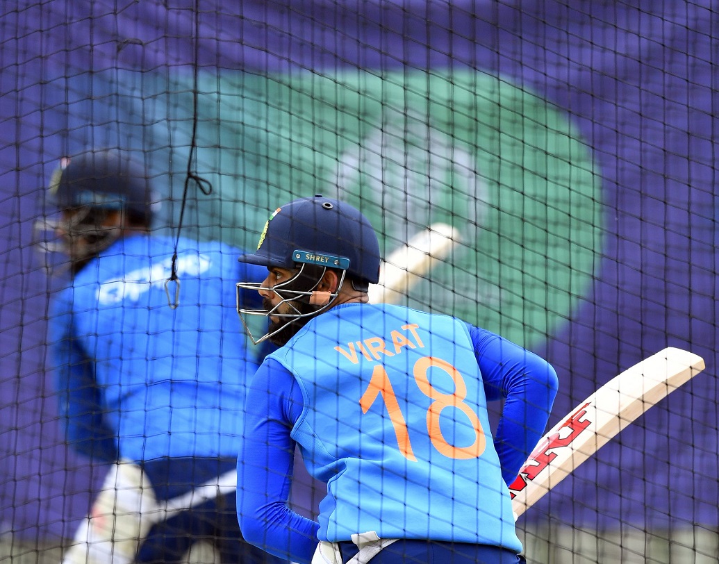 ৫০-এর গড় নিয়ে আন্তর্জাতিক ক্রিকেটে ১৫ হাজার রান করা একমাত্র ব্যাটসম্যান ভারতীয় ব্যাটিং লাইন আপের স্তম্ভ ও বর্তমান বিশ্বক্রিকেটের ‘ফ্যাব ফোরের’ অন্যতম কোহালি।