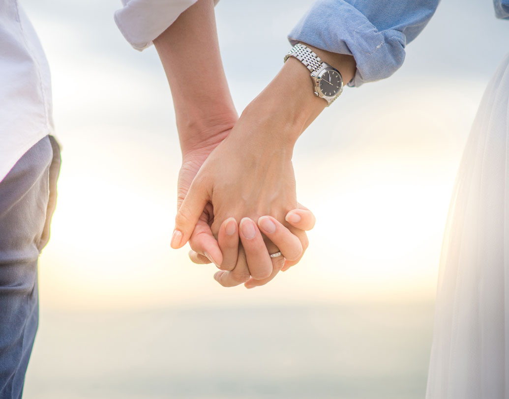 সঙ্গীর প্রতি ভালবাসা প্রকাশের সহজ পন্থা অনেক আছে। তার মধ্যে অন্যতম স্পর্শ। হাতে হাত রাখা, তালুবন্দি করে ফেলা সঙ্গীর তালু— আর এতেই নিয়ন্ত্রণে থাকতে পারে হৃদরোগ, ব্যথা বেদনা, ব্যস্ত জীবনের স্ট্রেস! হ্যাঁ, এমনটাই দাবি মনোবিজ্ঞানীদের। তবে দায়সারা নয়, ভালবাসার রসায়ন তাতে থাকতে হবে বইকি!