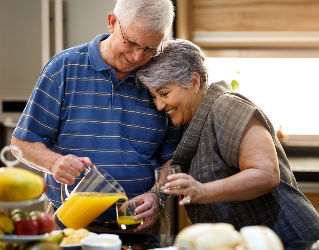 লস অ্যাঞ্জেলসের ক্যালিফোর্নিয়া ইউনিভার্সিটির গবেষকদের সমীক্ষায় ধরা পড়েছে এমনই তথ্য। কয়েক হাজার দম্পতির মধ্যে একটি পরীক্ষা চালান তাঁরা। তাতে দেখা যায়, ভালবাসা বোঝাতে হাতে হাত রাখেন এমন দম্পতির প্রায় ৭৫ শতাংশই সঙ্গীর চাহিদা ও অব্যক্ত কথা প্রায়শই বুঝে যান। বাকি ২৫ শতাংশ অল্প ইঙ্গিতেই বোঝেন সঙ্গীর মনের কথা।