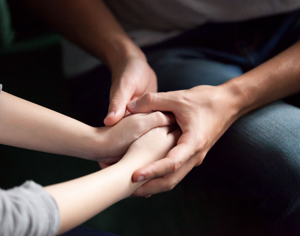 শুধু মনের চাপই নয়, শরীরে ব্যথা-বেদনার দাওয়াইও যে ভালবেসে হাত ধরার মধ্যে লুকিয়ে তা বিভিন্ন গবেষণায় দাবি করেছেন কলোরাডো বোল্ডার ইউনিভার্সিটির গবেষকরা। তাঁদের দাবি এতে যে ফিল গুড হরমোন ক্ষরিত হয়, মরফিনের মতো বেদনানাশক ওষুধের চেয়েও তা শক্তিশালী।