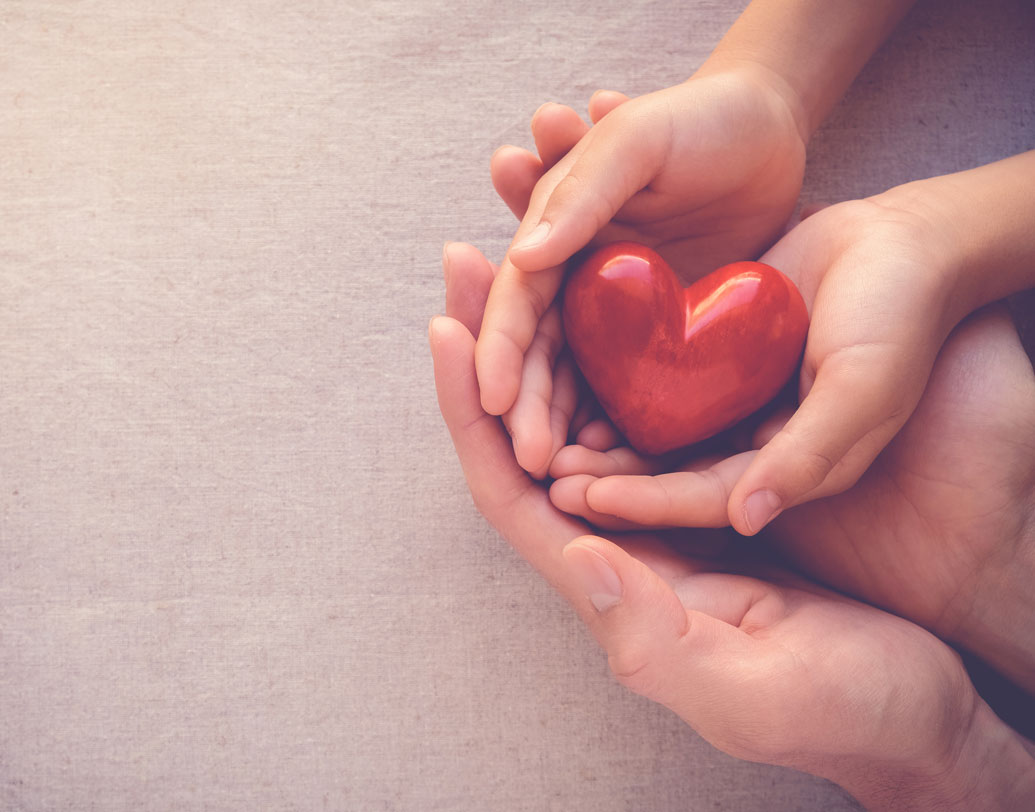 বিহেভিওরাল মেডিসিন জার্নালে প্রকাশিত একটি প্রতিবেদন অনুযায়ী, হাতে হাত রাখার অভ্যাস নিয়ন্ত্রণে রাখে রক্তচাপ। হার্টের অসুখকেও দূরে রাখে। বিশেষ করে অত্যধিক চাপ ও রাত জাগার অভ্যাস থাকলে এই দাওয়াই কিছুটা ক্ষতিপূরণ করে হার্টের।