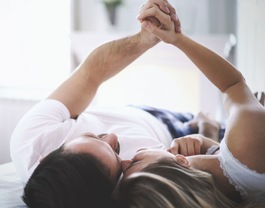 মনোবিদদের দাবি, ভালবাসা বজায় রেখে হাতে হাত রাখার উপকারিতা অসীম। আর এই কাজের জন্য কোনও কারণও লাগে না। বরং নিজেদের মধ্যের সুসম্পর্ক ও বোঝাপড়াই যথেষ্ট। এমনকি সাময়িক অশান্তি বা ঝগড়ার পর এই অভ্যাস বেঙে দিতে পারে অনেক অভিমানও— দাবি বিজ্ঞানীদের। তাই ভেঙে পড়া সম্পর্ককে বাঁচাতেও এর জুড়ি নেই।