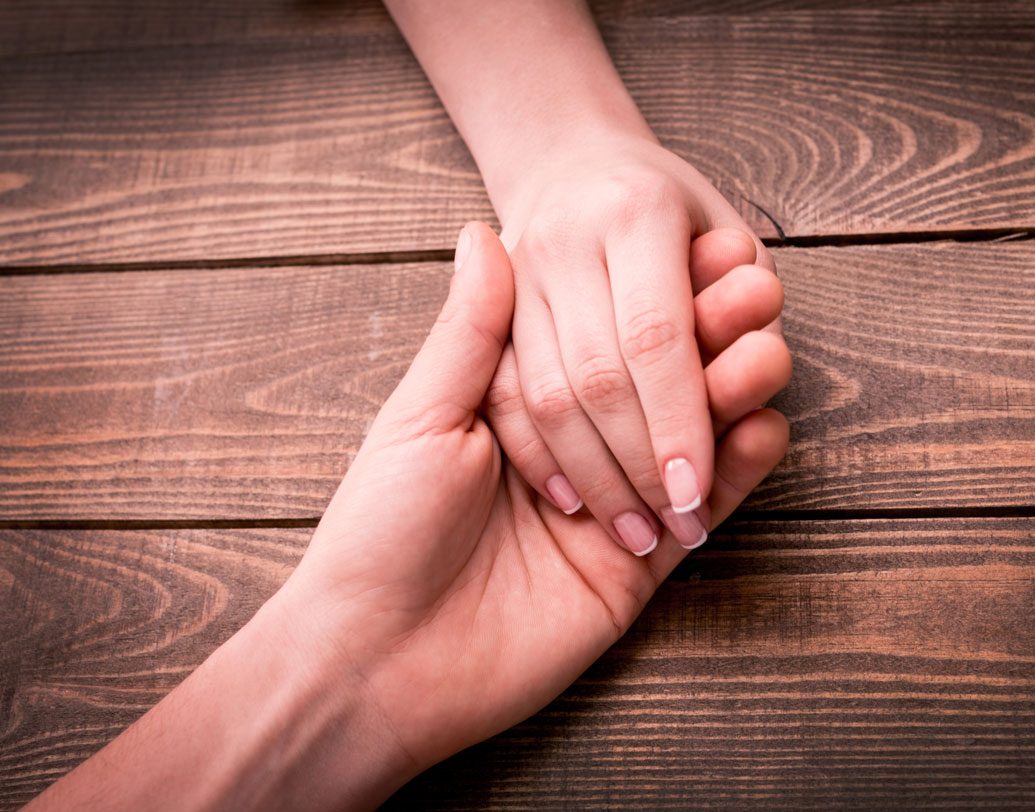 ‘হাতের উপর হাত রাখা খুব সহজ নয়’, লিখেছিলেন তাঁর ‘সঙ্গিনী’ কবিতায়। কিন্তু এই কঠিন কাজটাই এ বার সহজ করে নেওয়ার পালা। আপনিও এমন করেই বাঁচবেন তো এ বার?