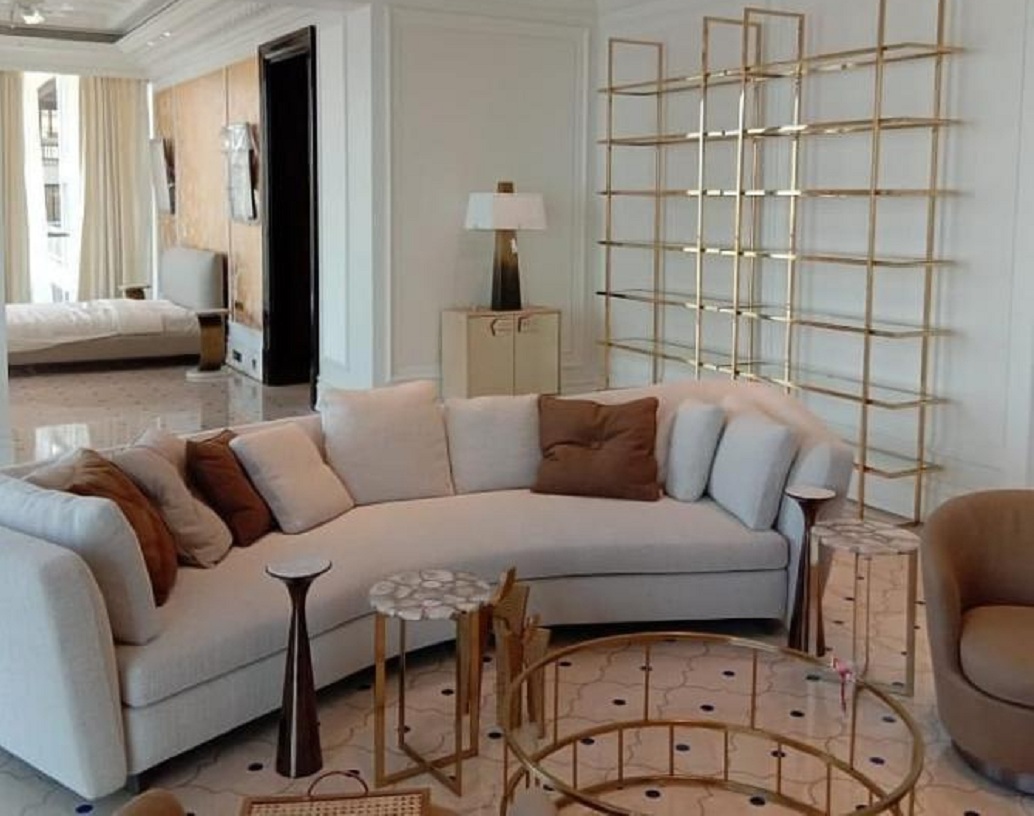 দক্ষিণ মুম্বইয়ে আরব সাগরের তীরে অবস্থিত ঈশা-আনন্দের চোখ ধাঁধানো বাংলোর অন্দরমহল যে আর পাঁচটা সাধারণ বাড়ির মতো হবে না, সে কথাও বলার অপেক্ষা রাখে না। কেমন দেখতে সেই স্বপ্নের রাজপ্রাসাদ?