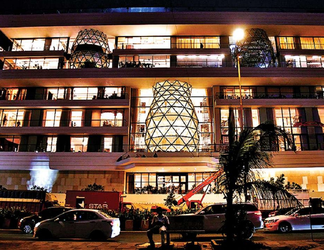 প্রায় ৫০ হাজার বর্গফুটে গড়ে ওঠা এই বাংলোটি ছয় বছর আগে হিন্দুস্থান ইউনিলিভার–এর থেকে কিনে নেন পিরামলরা। বিয়ের উপহার স্বরূপ তা নিশাকে দেন আনন্দ। এর দাম প্রায় সাড়ে চারশো কোটি টাকা।