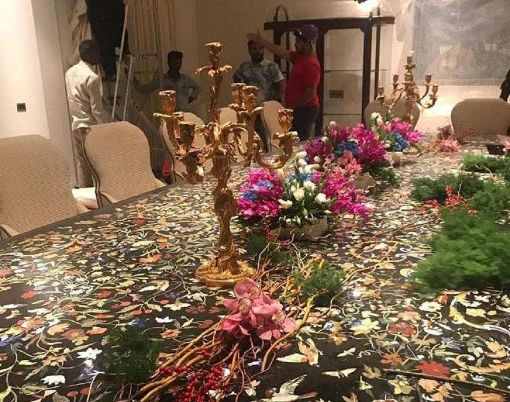 এ ছাড়াও রয়েছে চোখ ধাঁধানো এক বিশাল সুইমিং পুল।