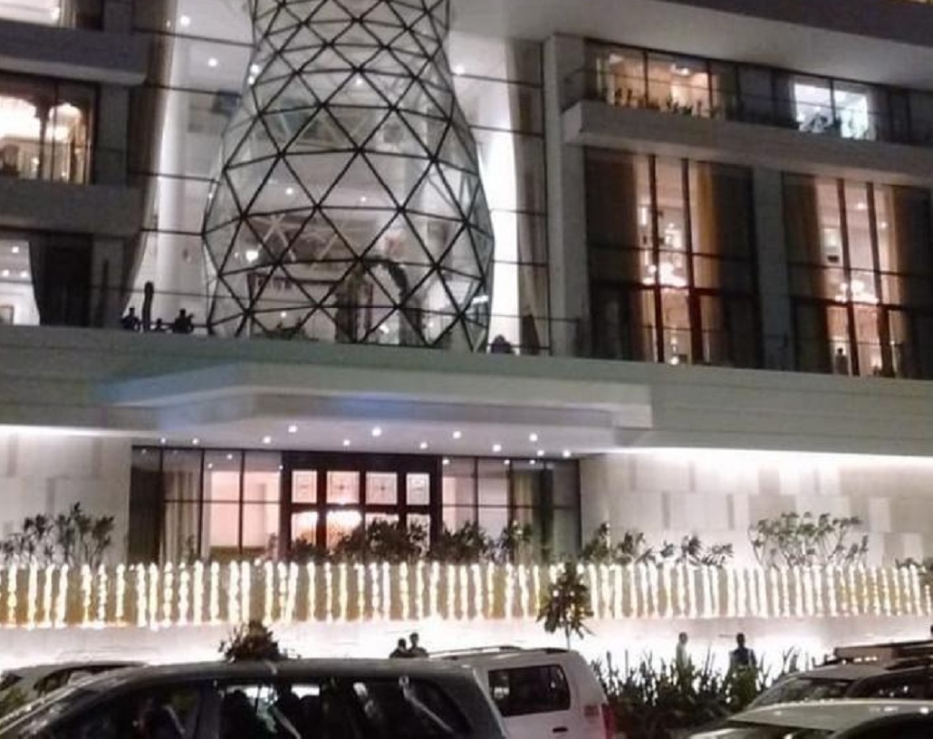 শুধু কি তাই! বাড়ির সামনে রয়েছে সুসজ্জিত বাগান। হরেক গাছ তো বটেই, এই বাগানেও গোটা ২০ গাড়ি পার্ক করার ব্যবস্থা রয়েছে।