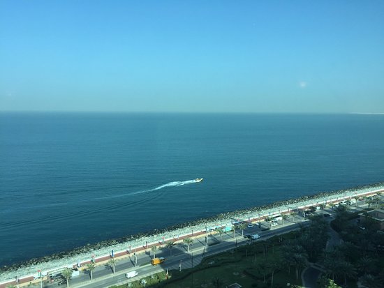 এই বাংলোতে এমন এক একটি ঘর আছে যার উচ্চতা প্রায় ৩৬ ফুট। জানলা দিয়েই দেখা যায় আরব সাগরের নীল জলরাশি।