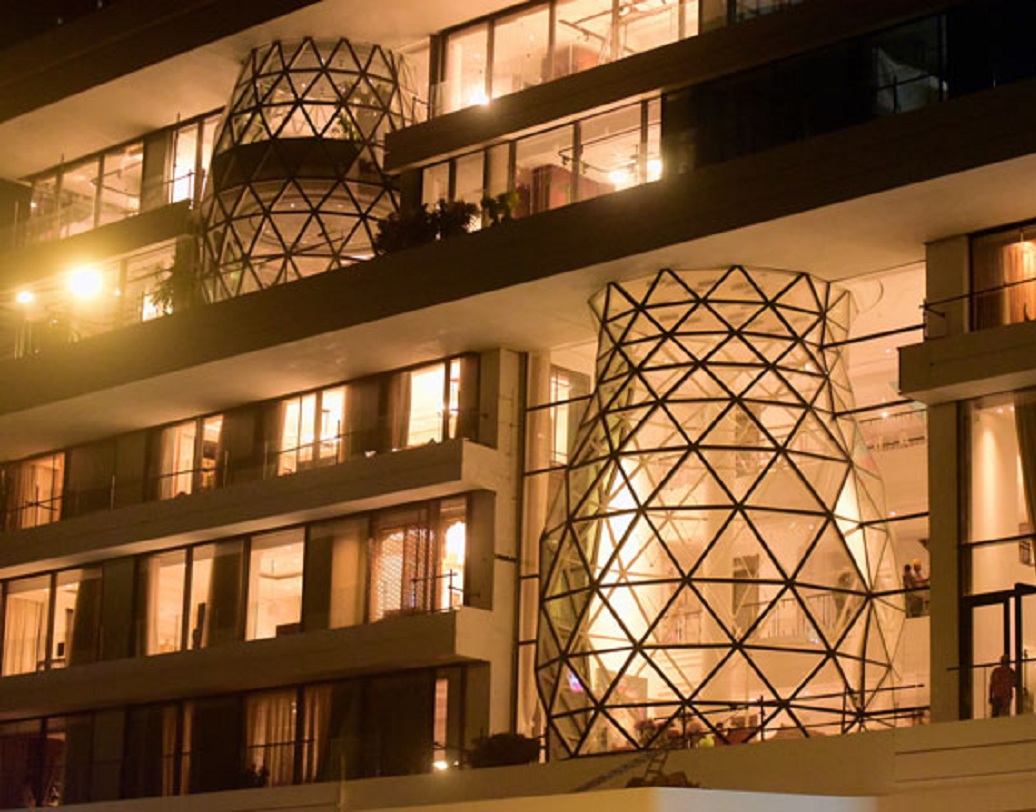 ঈশ্বরে প্রবল অনুরাগ দুই পরিবারেরই। তাই এই নতুন বাড়িতেও রয়েছে সুসজ্জিত মন্দির।