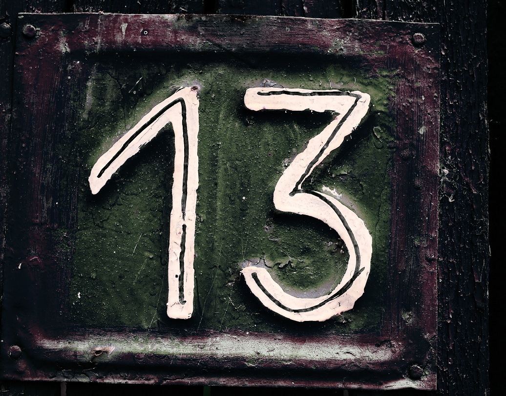 এই কবরখানার এক বিশেষ কবরে পৌঁছতে গেলে পেরতে হবে একটি দরজা, পার করতে হবে তেরোটি সিঁড়ি। যাকে বলে ‘স্টেয়ার টু হেল। সেই সিঁড়ি দিয়ে নীচে নামলেই নাকি খুলে যাবে এক অজানা জগত যা সাক্ষাৎ নরকের সমান।