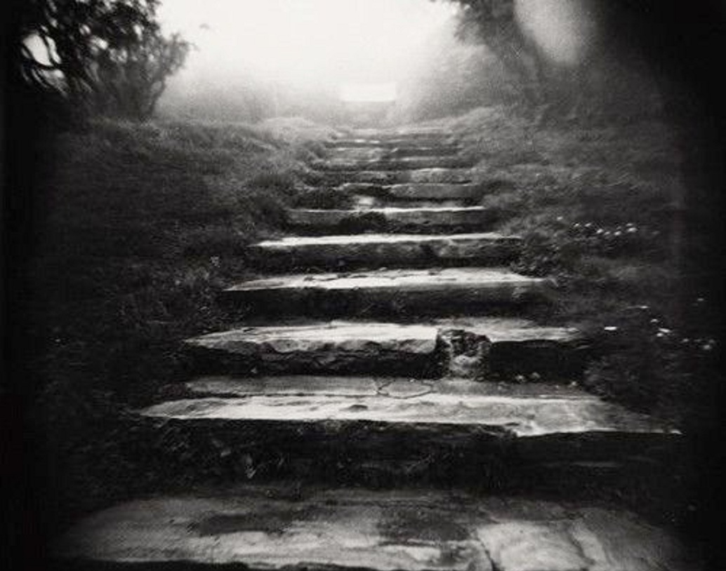 স্থানীয় বাসিন্দাদের মতে, বহু মানুষ এই ঘটনার সত্যতা বিচারে বারেবারেই সেই সিঁড়ি দিয়ে নীচে নেমেছেন। তাঁদের মধ্যে অনেকে আর উপরে উঠে আসেননি। আর যাঁরা ফিরে এসেছেন, তাঁদের মধ্যে অনেকে হয়ে গিয়েছেন বদ্ধ উন্মাদ।