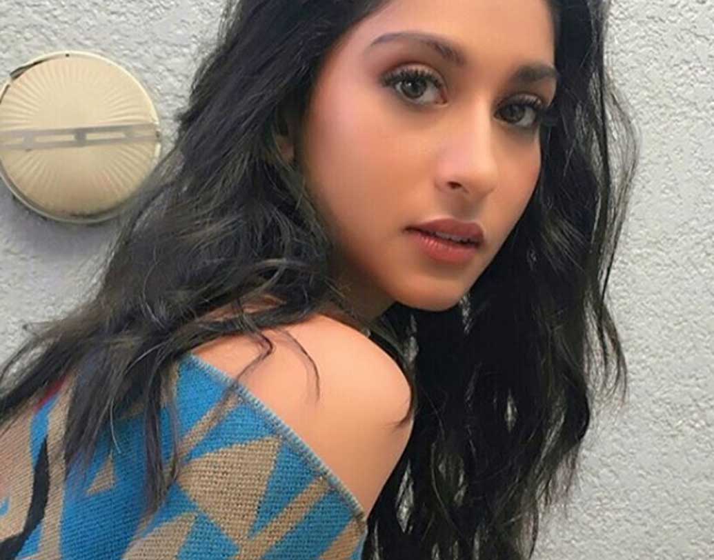 এক সময়ে বলিউডের হিট নায়িকা পুনম ধিলোঁর মেয়ে ২১ বছরের এই তরুণী। নাম পালোমা থাকেরিয়া ধিলোঁ। পালোমার বাবা পরিচালক অশোক থাকেরিয়া।