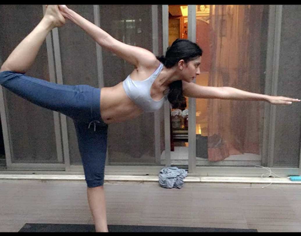 নিয়মিত যোগব্যায়াম করেন সুস্থ থাকার জন্য। তার ফিটনেসের ঝলকও ইনস্টাগ্রামে চোখে পড়বে। ইনস্টাগ্রামে প্রচুর যোগব্যায়ামের ছবি পোস্ট করেন তিনি। তিনি যে অত্যন্ত ফিট, এই ছবিগুলিই তার প্রমাণ।