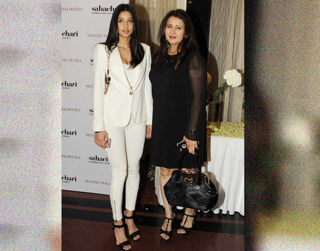 মা পুনম বলিউডের অত্যন্ত সুন্দরী নায়িকা ছিলেন। তিনি ছিলেন বলিউডের ‘পারফেক্ট বিউটি’। সে দিক থেকে মায়ের ‘মুখরক্ষা’ যে পালোমা করবেন, তা তাঁর ইনস্টাগ্রামই জানান দিচ্ছে।