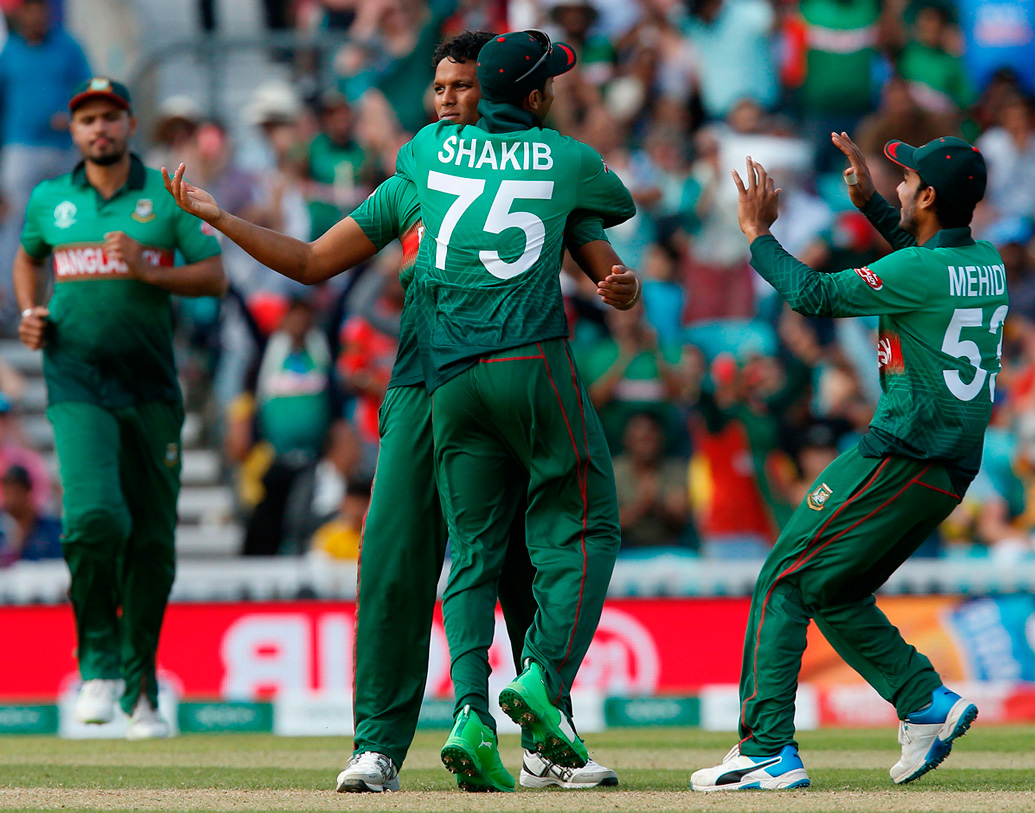 জিম্বাবোয়ের বিরুদ্ধে ২০০৬ সালে অভিষেকের পর থেকেই একের পর এক রেকর্ড গড়ে চলেছেন শাকিব। আন্তর্জাতিক ক্রিকেটে ১১ হাজার রানের রেকর্ডের মধ্যে রয়েছে টেস্টে ৩,৮০৭ রান। এ দিন আরও একটি রেকর্ড গড়লেন তিনি।